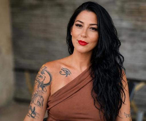 With over 10 years of experience as a professional Tarot Reader, Nikki offers insightful and compassionate guidance in a safe, supportive, and judgmen